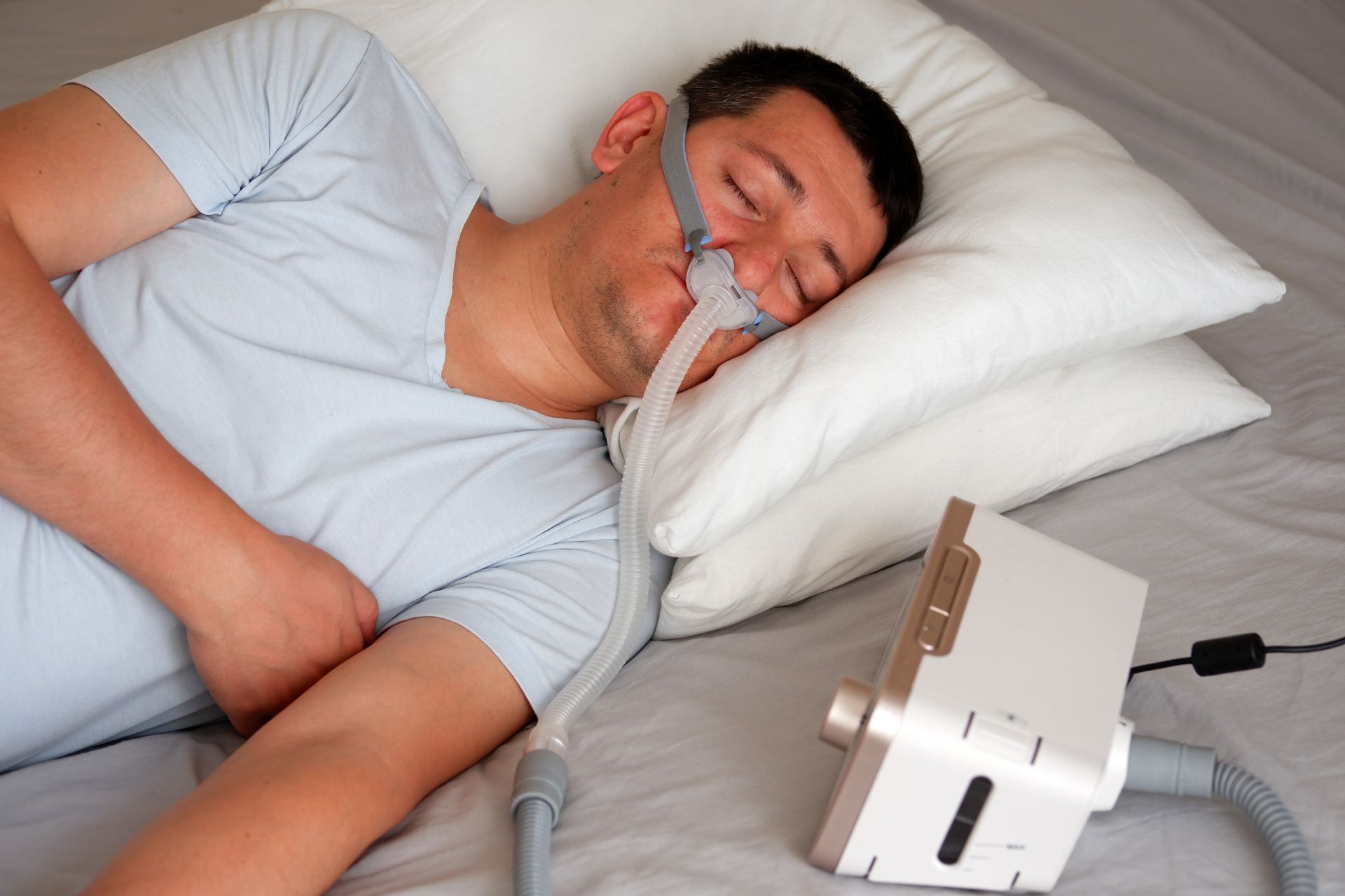 Man sleeping with a CPAP mask, an alternative to oral appliance therapy for sleep apnea